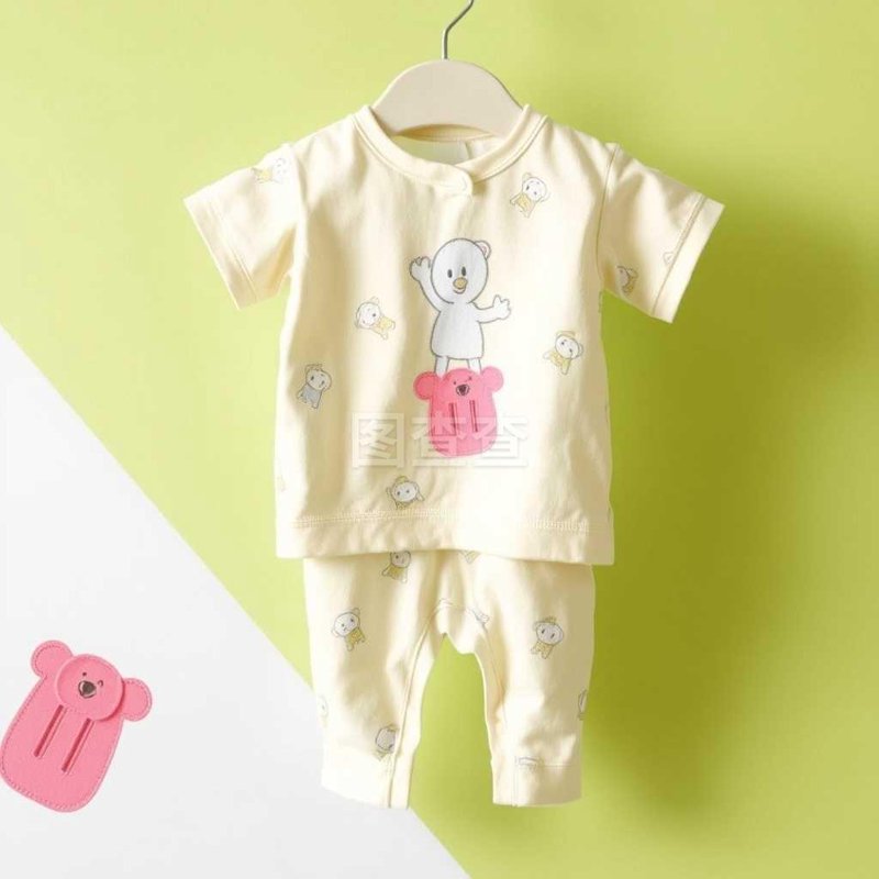 如何选择适合宝宝的婴儿服饰？面对市场上琳琅满目的婴儿服饰，新手爸妈们往往感到迷茫。今天我们就来聊聊这个话题，帮助大家找到最适合自家宝贝的小衣服。